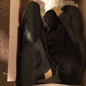 Nike huaraches, only wore twice.